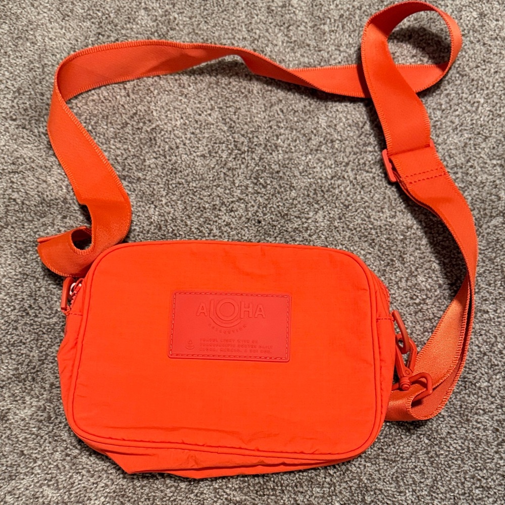 Aloha Collection le tour crossbody bag